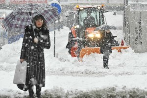 V večjem delu Slovenije močno sneži, v noči na petek snežni metež
