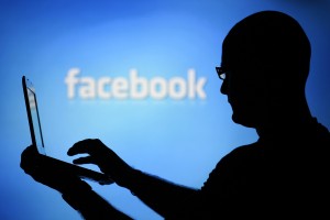 Zavistni uporabniki Facebooka lahko padejo v depresijo