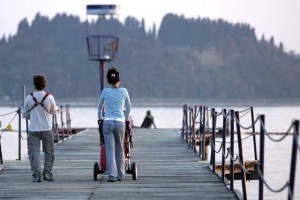 Komisija za pravičnost in mir: Zakonska zveza med moškim in žensko je najprimernejša za otroka