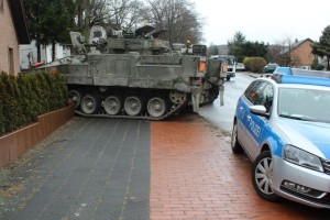 Britanski tank zaneslo na vrt starejšega nemškega para