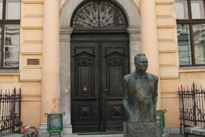 Bizarno: izpred šole so ukradli kip Prežihovega Voranca 