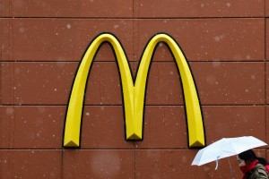 Nogometaš obmetaval goste v McDonald'su in si prislužil dosmrtno prepoved vstopa