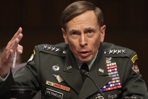 Nekdanji šef Cie Petraeus je priznal krivdo in se izognil sojenju zaradi izdajanja zaupnih informacij ljubici