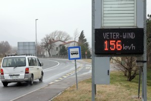 Veter tudi ponoči povzročal težave
