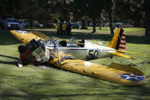 Harrison Ford z letalom strmoglavil na golf igrišče in se poškodoval