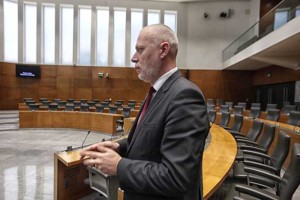 Brglez sprašuje pravnike, ali je referendumska pobuda v skladju z ustavo in zakonom