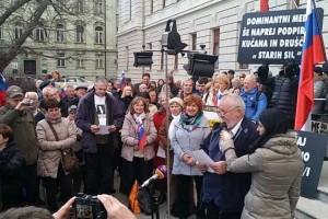 Granda: Sodnica s titovko in jugoslovansko zastavo je ilustracija slovenskega pravosodja