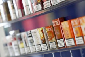 Velika Britanija želi uvesti enotne škatlice cigaret