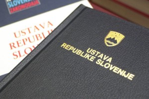 Strokovnjaki bodo ocenili predlog SDS za spremembo ustave za hitrejše oblikovanje vlade