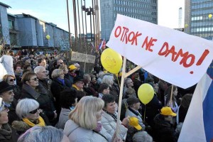 Pet strank se še usklajuje, kako blokirati referendum