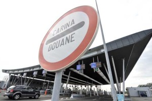 Policija zanika, da bi slovenski policist na Obrežju maltretiral srbske državljane