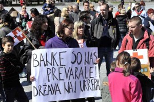 Protestniki zaradi težav s posojili v frankih zahtevajo ukrepanje Banke Slovenije