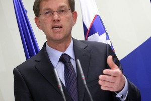 Cerar še vedno sestavlja vlado, ki se še naprej ukvarja predvsem sama s sabo