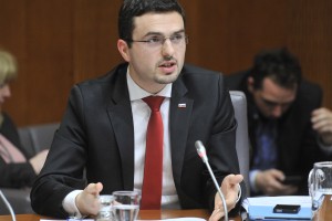 OVS neuradno zaradi suma izdaje tajnih podatkov ovadila Tonina