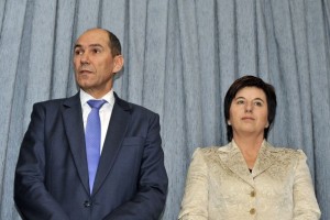 Janša Novakovo snubi za skupno vlado v senci 
