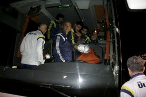 Fenerbahče po strelih na njihov avtobus zahteva prekinitev turške lige