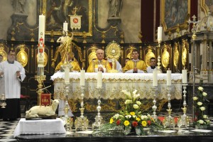 Škofje pri vstajenjskih maša poudarili pomen upanja in verovanja v Jezusovo vstajenje