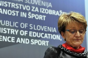 Mira Cerarja sta izdali prav njegovi šolski ministrici in ga pri tem gledali v oči