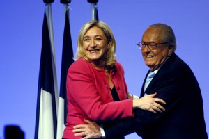 Marine Le Pen javno proti kandidaturi svojega očeta na regionalnih volitvah