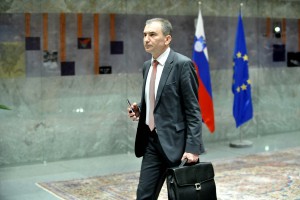 Poslanska razprava o predlogu za Vebrovo razrešitev se nadaljuje za zaprtimi vrati