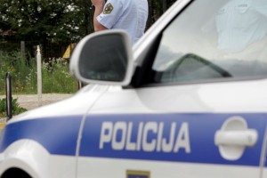 Možak, ki je poskušal ubiti policista, je pristal v priporu
