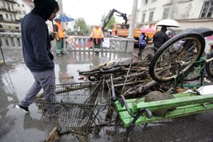 Potapljači iz Ljubljanice potegnili za manjši tovornjak odpadkov