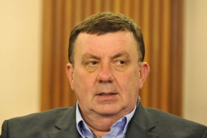 Fakina podprl en sam poslanec, a vztraja: "Sem žrtev političnih kupčkanj"