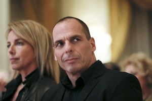 Do Varufakisa kritični tudi rojaki, a ga vlada  kljub "zmanipuliranim" medijskim napadom še podpira