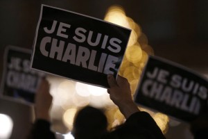 Pisatelji bojkotirajo podelitev nagrade Pena reviji Charlie Hebdo