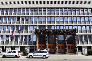Sumljiv prah za vlado in DZ, bombni alarm na sodišču