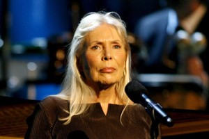 Pevka Joni Mitchell še vedno v bolnišnici, a ni v komi