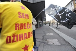 Levičarska provokacija sredi Ljubljane: "Rdeči džihadist" mahal z islamsko zastavo