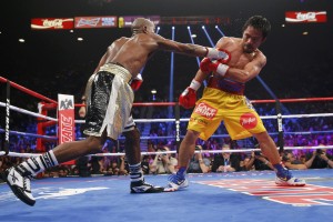 Mayweather po 12 rundah boljši od Pacquiaoja