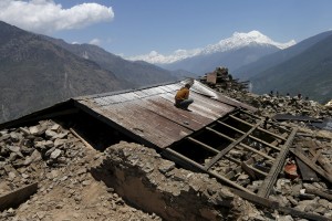 Pod plazom v Nepalu našli več trupel turistov