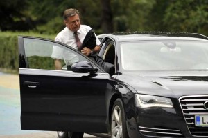 Janeza Janšo bi slekli do nagega, Zoran Janković pa je na varnem
