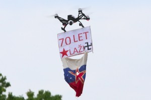 Z dronom s preluknjano 'jugo' zastavo in napisom "70 let laži" nad Kučanov govor