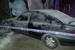 Pred Leljakovo hišo zagorel avto, tožilca in preiskovalnega sodnika pa od nikoder