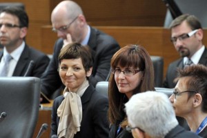 Makovec Brenčičeva in Katičeva potrjeni kot novi ministrici