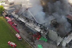 Gasilci so še ponoči gasili pogorelo Mercatorjevo skladišče