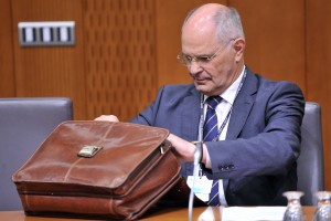 Premier Cerar ščiti tožilca Fišerja