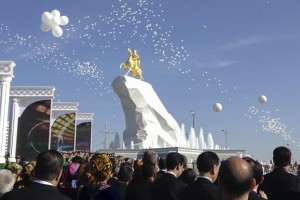 Turkmenistanskemu predsedniku se je "narod" poklonil z veličastnim zlatim kipom