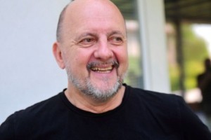 Ustavno sodišče sojenje Jelinčiču zaradi razžalitve državnega tožilca vrnilo v ponovno odločanje