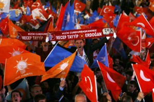 Vladajoča Erdoganova AKP zmagala, a izgubila absolutno večino