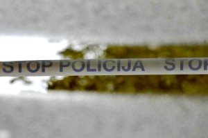 Zamaskiran vdrl v hišo bivšega dekleta in ga poskušal umoriti