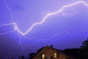 V Krškem strela povzročila požar na hiši