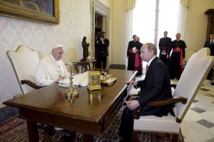 FOTO: Putin od papeža k Berlusconiju