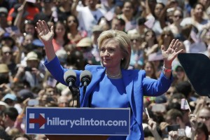 Hillary Clinton na prvem velikem zborovanju napovedala boj za blaginjo Američanov
