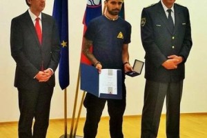 Medalja policije za hrabrost tudi Brežičanu Jerneju Agrežu
