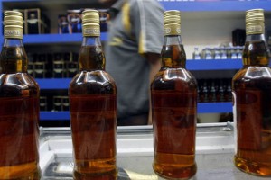 V Indiji že več kot 70 žrtev zastrupitve z alkoholom