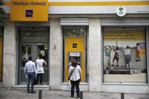 Panika: Iz grških bank v petek odtekli do dve milijardi evrov